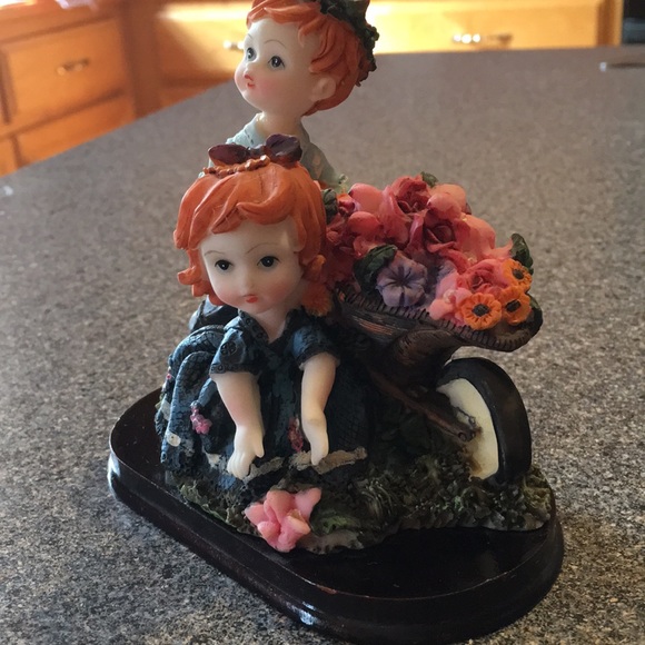 Bundle of ceramic cherubs figurines with floral scenery. - Picture 7 of 16